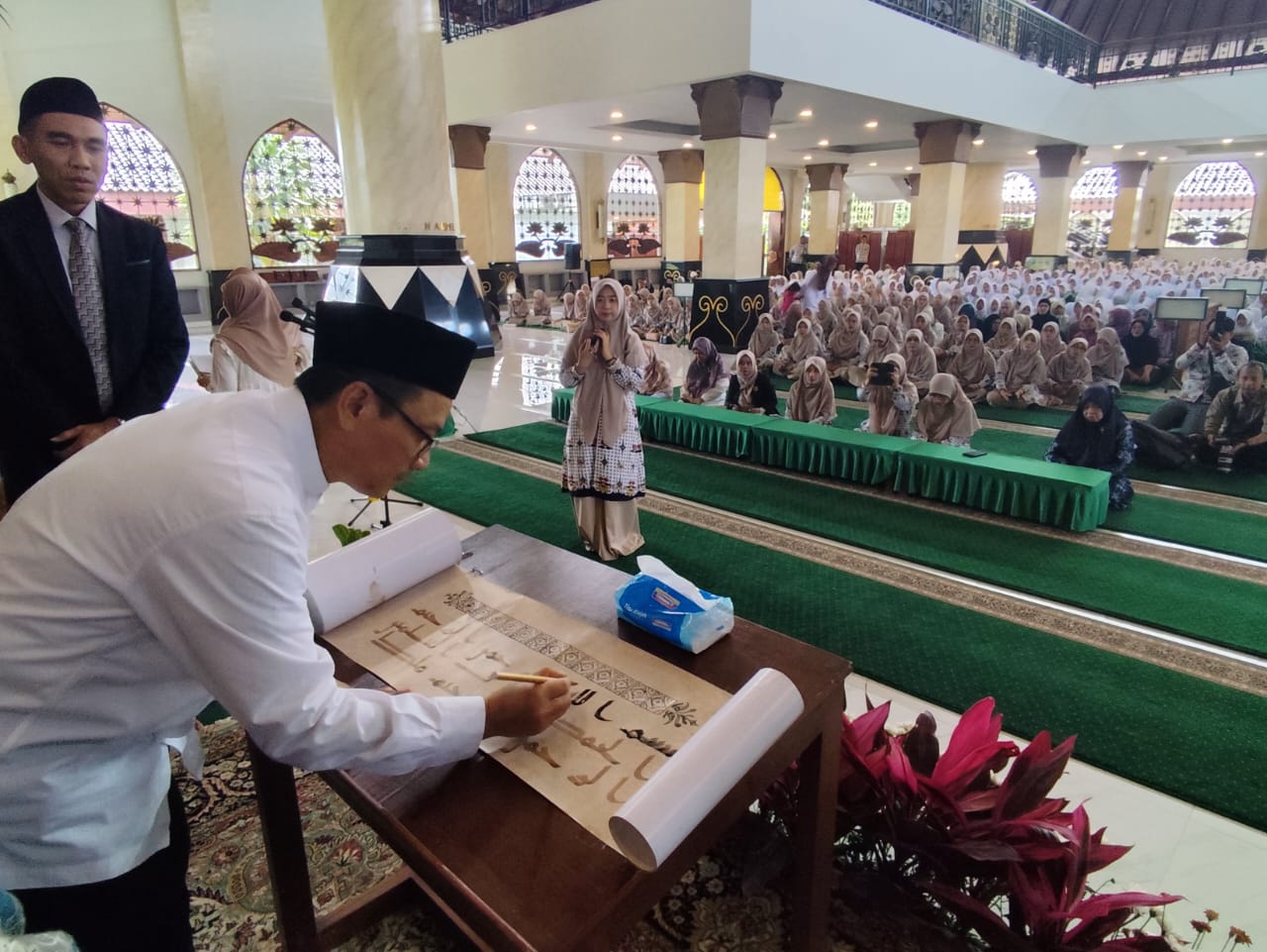 Peringati Nuzulul Qur’an, Kepala LPMQ Meresmikan Dimulainya Penulisan Mushaf Al-Qur’an Terpanjang dengan Kaligrafi Hijazi