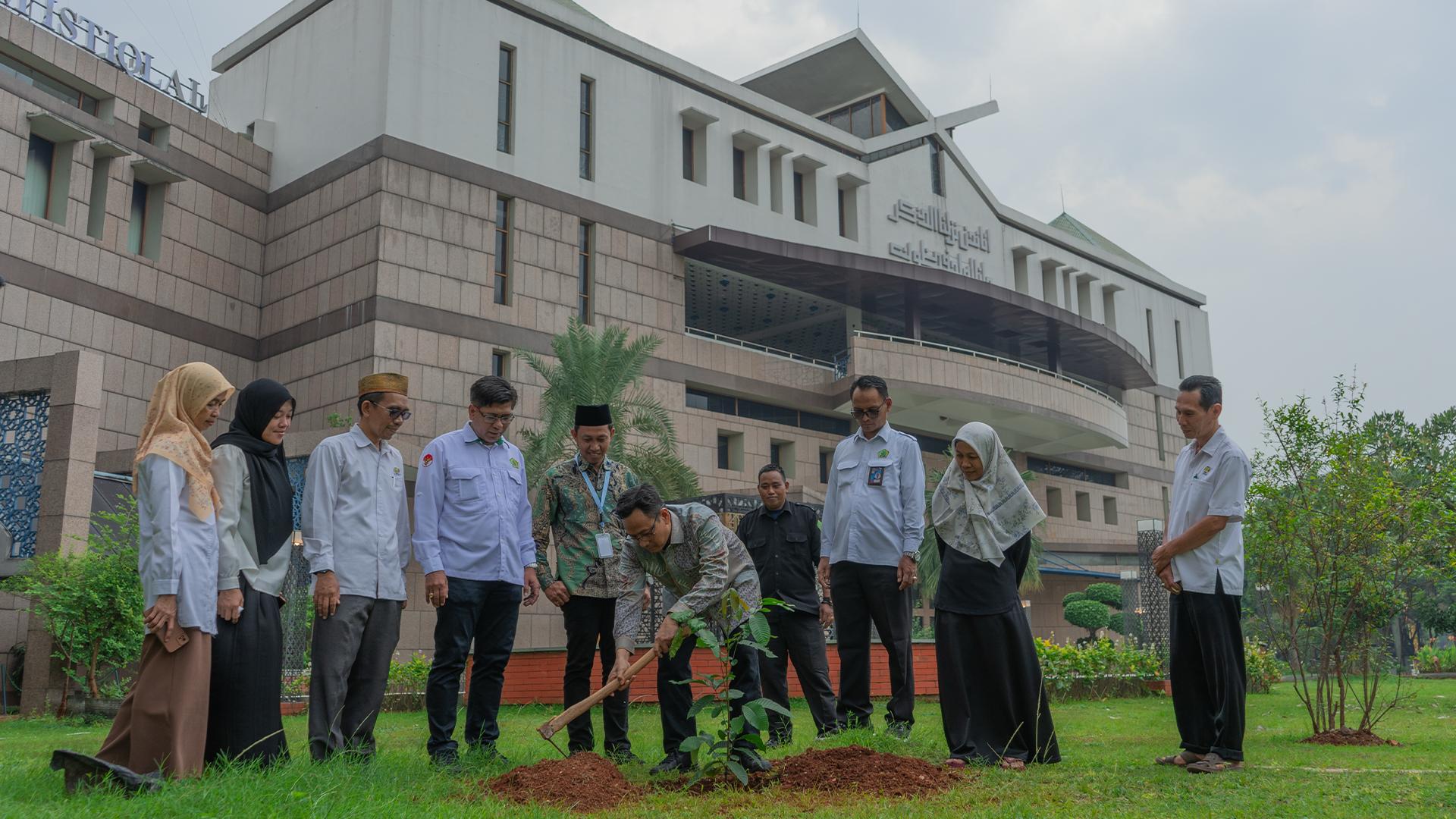 Semarakkan Hari Bumi 2025, Kepala LPMQ Tanam Pohon Matoa sebagai Bentuk Kepedulian Lingkungan