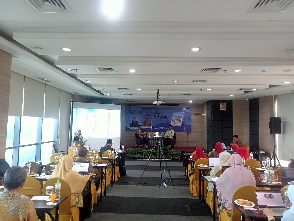 LPMQ SELENGGARAKAN WEBINAR BEDAH BUKU BELAJAR BIOLOGI BERSAMA AL-QUR’AN