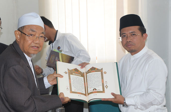 Penyerahan Mushaf Istiqlal sebagai Cenderamata